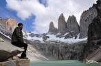 A Ana observa as imponentes torres de granito do Parque Nacional Torres del Paine, no sul do Chile